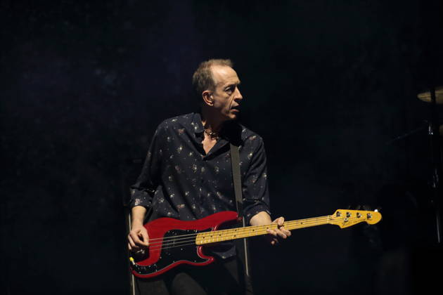 Mat Osman from the band Suede at a concert at the Uber Eats Music Hall in Berlin, March 9, 2026 Suede concert Berlin