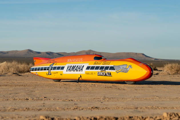 Record-breaking 300mph motorcycle is heading under the hammer Story from Jam Press (Fastest Motorbike Sale) Pictured: 1975 Don Vesco Silver Bird Lightning Bolt. Record-breaking 300mph motorcycle is heading under the hammer A record-breaking motorcycle, which was the first to ever hit 300mph, is heading under the hammer. The iconic 1975 Don Vesco Silver Bird Lightning Bolt land speed motorcycle is looking for a new owner. The unique piece of motorbiking history set an international record of 303mph in 1975. The bike is kitted out with two Yamaha TZ750 engines, as reported by CreatorZine. It was built by Don Vesco to race on the Bonneville Salt Flats, in Utah, the USA. Three years after the Silver Bird broke the record, the racer tran Copyright: xJamxPress MecumxAuctions