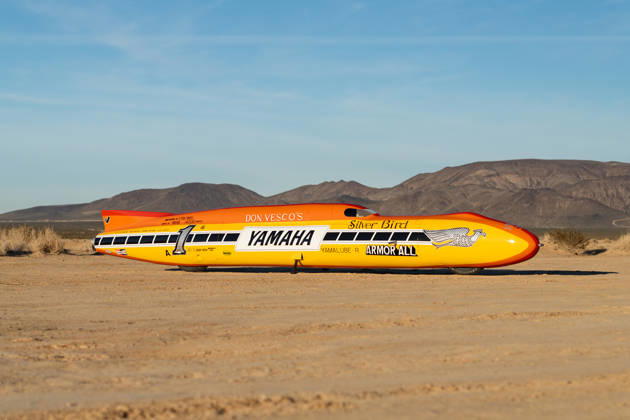 Record-breaking 300mph motorcycle is heading under the hammer Story from Jam Press (Fastest Motorbike Sale) Pictured: 1975 Don Vesco Silver Bird Lightning Bolt. Record-breaking 300mph motorcycle is heading under the hammer A record-breaking motorcycle, which was the first to ever hit 300mph, is heading under the hammer. The iconic 1975 Don Vesco Silver Bird Lightning Bolt land speed motorcycle is looking for a new owner. The unique piece of motorbiking history set an international record of 303mph in 1975. The bike is kitted out with two Yamaha TZ750 engines, as reported by CreatorZine. It was built by Don Vesco to race on the Bonneville Salt Flats, in Utah, the USA. Three years after the Silver Bird broke the record, the racer tran Copyright: xJamxPress MecumxAuctions