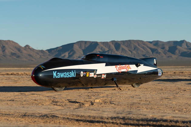Record-breaking 300mph motorcycle is heading under the hammer Story from Jam Press (Fastest Motorbike Sale) Pictured: 1975 Don Vesco Silver Bird Lightning Bolt. Record-breaking 300mph motorcycle is heading under the hammer A record-breaking motorcycle, which was the first to ever hit 300mph, is heading under the hammer. The iconic 1975 Don Vesco Silver Bird Lightning Bolt land speed motorcycle is looking for a new owner. The unique piece of motorbiking history set an international record of 303mph in 1975. The bike is kitted out with two Yamaha TZ750 engines, as reported by CreatorZine. It was built by Don Vesco to race on the Bonneville Salt Flats, in Utah, the USA. Three years after the Silver Bird broke the record, the racer tran Copyright: xJamxPress MecumxAuctions