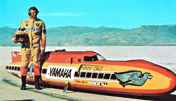 Record-breaking 300mph motorcycle is heading under the hammer Story from Jam Press (Fastest Motorbike Sale) Pictured: Don Vesco with the 1975 Silver Bird Lightning Bolt. Record-breaking 300mph motorcycle is heading under the hammer A record-breaking motorcycle, which was the first to ever hit 300mph, is heading under the hammer. The iconic 1975 Don Vesco Silver Bird Lightning Bolt land speed motorcycle is looking for a new owner. The unique piece of motorbiking history set an international record of 303mph in 1975. The bike is kitted out with two Yamaha TZ750 engines, as reported by CreatorZine. It was built by Don Vesco to race on the Bonneville Salt Flats, in Utah, the USA. Three years after the Silver Bird broke the record, the r Copyright: xJamxPress MecumxAuctions