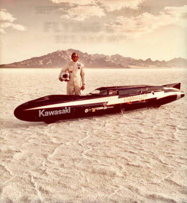 Record-breaking 300mph motorcycle is heading under the hammer Story from Jam Press (Fastest Motorbike Sale) Pictured: Don Vesco with the 1975 Silver Bird Lightning Bolt. Record-breaking 300mph motorcycle is heading under the hammer A record-breaking motorcycle, which was the first to ever hit 300mph, is heading under the hammer. The iconic 1975 Don Vesco Silver Bird Lightning Bolt land speed motorcycle is looking for a new owner. The unique piece of motorbiking history set an international record of 303mph in 1975. The bike is kitted out with two Yamaha TZ750 engines, as reported by CreatorZine. It was built by Don Vesco to race on the Bonneville Salt Flats, in Utah, the USA. Three years after the Silver Bird broke the record, the r Copyright: xJamxPress MecumxAuctions
