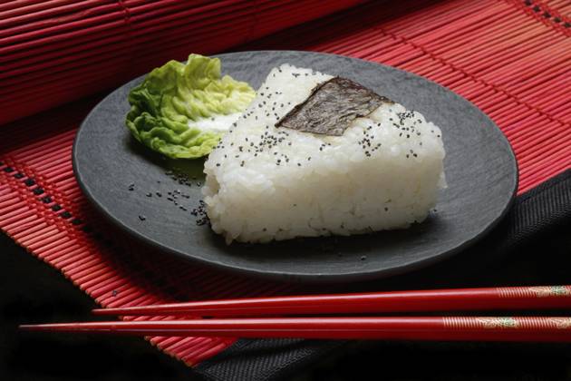 IMAGO Creative, Food, Japan, Onigiri Onigiri, japanischer Reis auf Teller, Reisbällchen Onigiri, Japanese rice on plate, rice balls Copyright: imageBROKER JürgenxPfeiffer ibxjpf16970218.jpg