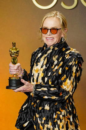 Amy Madigan holds the Oscar award in the press photo room after winning Best Actress in a Supporting Role for Weapons during the 98th annual Academy Awards in the Hollywood section of Los Angeles on Sunday, March 15, 2026. Conan O Brien is hosting the Oscars for the second consecutive year.  LAP20260315302 BONNIExCASH