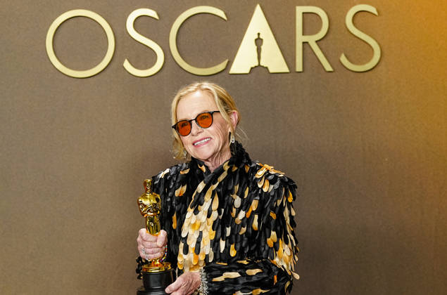 Amy Madigan holds the Oscar award in the press photo room after winning Best Actress in a Supporting Role for Weapons during the 98th annual Academy Awards in the Hollywood section of Los Angeles on Sunday, March 15, 2026. Conan O Brien is hosting the Oscars for the second consecutive year.  LAP20260315303 BONNIExCASH
