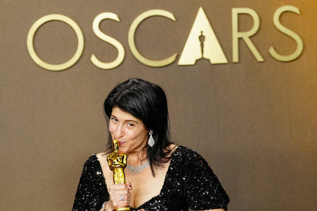 Cassandra Kulukundis celebrates in the press photo room after winning the Best Casting Oscar for One Battle After Another during the 98th annual Academy Awards in the Hollywood section of Los Angeles on Sunday, March 15, 2026. Conan O Brien is hosting the Oscars for the second consecutive year.  LAP20260315335 BONNIExCASH