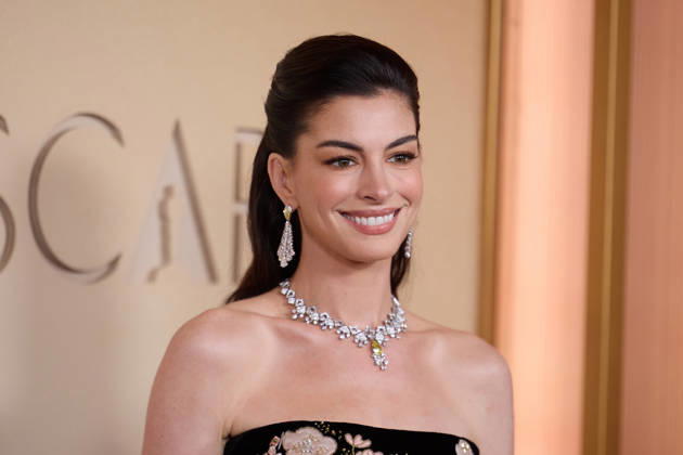 98th Oscars, Academy Awards Anne Hathaway arrives on the red carpet of the 98th Oscars at the Dolby Theatre at Ovation Hollywood on Sunday, March 15, 2026., Credit:Etienne Laurent The Academy Avalon United States of America, CA, Hollywood, Dolby Theater Copyright: xEtiennexLaurentx xThexAcademyx xAvalonx 1083332906