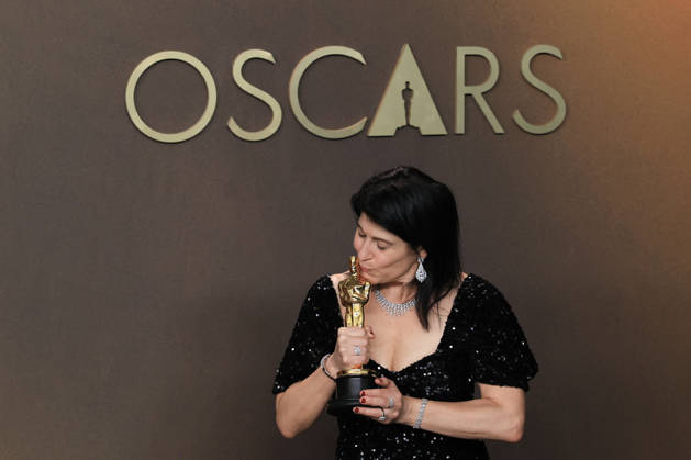 Cassandra Kulukundis poses with the award for best casting for One Battle After Another at the 98th Academy Awards ceremony in Los Angeles, USA March 15, 2026. 98th Academy Awards !ACHTUNG: NUR REDAKTIONELLE NUTZUNG!  Copyright: xArmandoxArorizox AME4317 20260316-55019711315_1