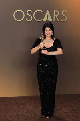 Cassandra Kulukundis poses with the award for best casting for One Battle After Another at the 98th Academy Awards ceremony in Los Angeles, USA March 15, 2026. 98th Academy Awards !ACHTUNG: NUR REDAKTIONELLE NUTZUNG!  Copyright: xArmandoxArorizox AME4318 20260316-55019711323_1