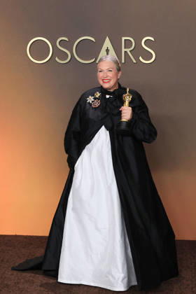 Kate Hawley poses with the Oscar for best costume design for Frankenstein at the 98th Academy Awards ceremony in Los Angeles, USA March 15, 2026. 98th Academy Awards !ACHTUNG: NUR REDAKTIONELLE NUTZUNG!  Copyright: xArmandoxArorizox AME4312 20260316-55019711335_1