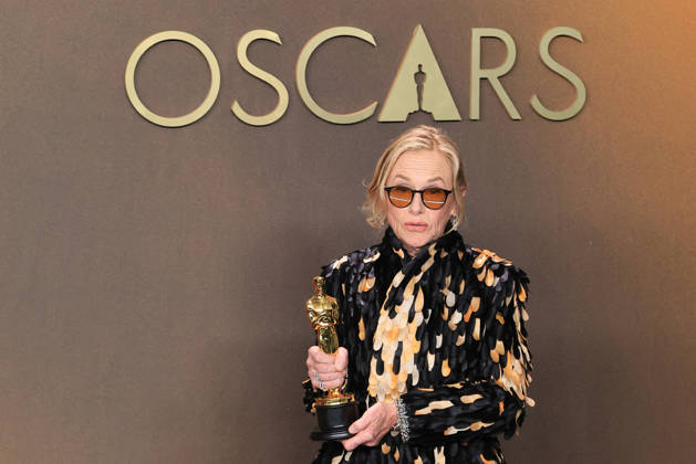 Amy Madigan poses with the Oscar for best supporting actress in Weapons at the 98th Academy Awards ceremony in Los Angeles, USA March 15, 2026. 98th Academy Awards !ACHTUNG: NUR REDAKTIONELLE NUTZUNG!  Copyright: xArmandoxArorizox AME4246 20260316-55019711359_1