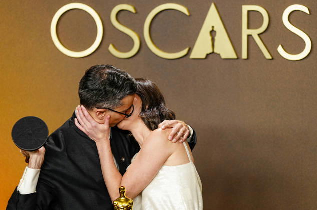Natalie Musteata and Alexander Singh exchange a kiss during celebrations in the press photo room after winning the Best Live Action Short Film Oscar for Two People Exchanging Saliva during the 98th annual Academy Awards in the Hollywood section of Los Angeles on Sunday, March 15, 2026. Conan O Brien is hosting the Oscars for the second consecutive year.  LAP20260315351 BONNIExCASH