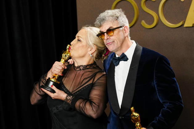 Tamara Deverell and Shane Vieau celebrate in the press photo room after winning the Best Production Design Oscar for Frankenstein during the 98th annual Academy Awards in the Hollywood section of Los Angeles on Sunday, March 15, 2026.  LAP20260315363 BONNIExCASH