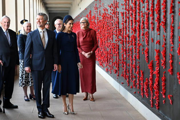 DENMARK ROYALS AUSTRALIA VISIT, Denmark s King Frederik X and Queen Mary walk along the Roll of Honour during a visit to the Australian War Memorial in Canberra, Monday, March 16, 2026. ( POOL CANBERRA AUSTRALIAN CAPITAL TERRITORY AUSTRALIA Copyright: xLUKASxCOCHx 20260316140595944830