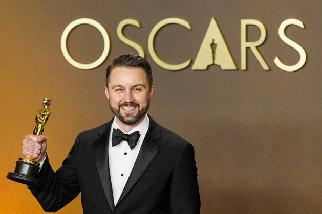 Andy Jurgensen celebrates in the press photo room after winning the Best Film Editing Oscar for One Battle After Another during the 98th annual Academy Awards in the Hollywood section of Los Angeles on Sunday, March 15, 2026.  LAP20260315386 BONNIExCASH