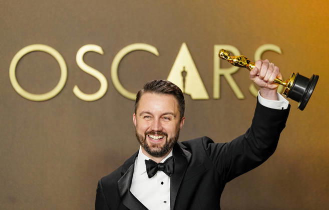 Andy Jurgensen celebrates in the press photo room after winning the Best Film Editing Oscar for One Battle After Another during the 98th annual Academy Awards in the Hollywood section of Los Angeles on Sunday, March 15, 2026.  LAP20260315388 BONNIExCASH