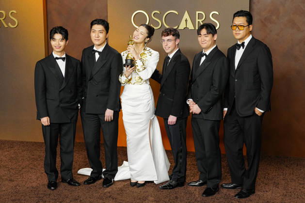 EJAE, Mark Sonnenblick, Joong Gyu Kwak, Yu Han Lee, Hee Dong Nam, Jeong Hoon Seo, and Teddy Park celebrate in the press photo room after winning the Best Original Song Oscar for Golden from KPop Demon Hunters during the 98th annual Academy Awards in the Hollywood section of Los Angeles on Sunday, March 15, 2026.  LAP20260315394 BONNIExCASH