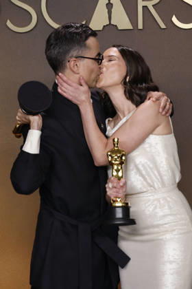 March 15, 2026, Hollywood, California, USA: (L-R) Alexandre Singh and Natalie Musteata in the press room of the 98th Annual Academy Awards on Sunday March 15, 2026 at the Dolby Theater in Hollywood, California. BURT HARRIS BNS PI Hollywood USA - ZUMAp124 20260315_zaa_p124_283 Copyright: xBurtxHarrisx