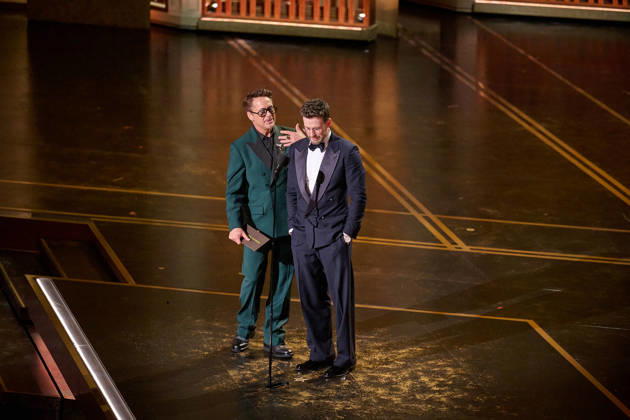 98th Oscars, Academy Awards Robert Downey Jr. and Chris Evans present the Oscar for Adapted Screenplay to Paul Thomas Anderson during the 98th Oscars at the Dolby Theatre at Ovation Hollywood on Sunday, March 15, 2026., Credit:Wally Skalij The Academy Avalon United States of America, CA, Hollywood, Dolby Theater  Copyright: xWallyxSkalijx xThexAcademyx xAvalonx 1083372801