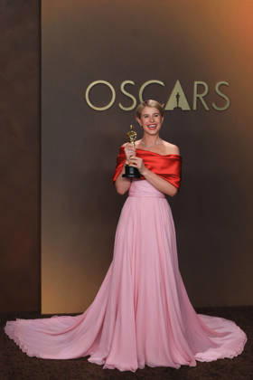 Jessie Buckley poses with the Best Actress award for Hamnet at the 98th Academy Awards ceremony in Los Angeles, USA March 15, 2026. 98th Academy Awards !ACHTUNG: NUR REDAKTIONELLE NUTZUNG!  Copyright: xArmandoxArorizox AME4422 20260316-55019712292_1