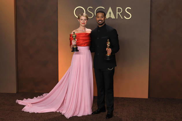 Jessie Buckley (left) and Michael B. Jordan pose with the award for best actress for Hamnet and best actor for Sinners at the 98th Academy Awards ceremony in Los Angeles, USA March 15, 2026. 98th Academy Awards !ACHTUNG: NUR REDAKTIONELLE NUTZUNG!  Copyright: xArmandoxArorizox AME4424 20260316-55019712323_1