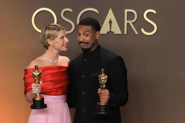 Jessie Buckley (L) and Michael B. Jordan pose with the award for best actress for Hamnet and best actor for Sinners at the 98th Academy Awards ceremony in Los Angeles, USA March 15, 2026. 98th Academy Awards !ACHTUNG: NUR REDAKTIONELLE NUTZUNG!  Copyright: xArmandoxArorizox AME4425 20260316-55019712325_1
