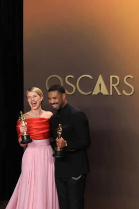 Jessie Buckley (L) and Michael B. Jordan pose with the award for best actress for Hamnet and best actor for Sinners at the 98th Academy Awards ceremony in Los Angeles, USA March 15, 2026. 98th Academy Awards !ACHTUNG: NUR REDAKTIONELLE NUTZUNG!  Copyright: xArmandoxArorizox AME4426 20260316-55019712327_1