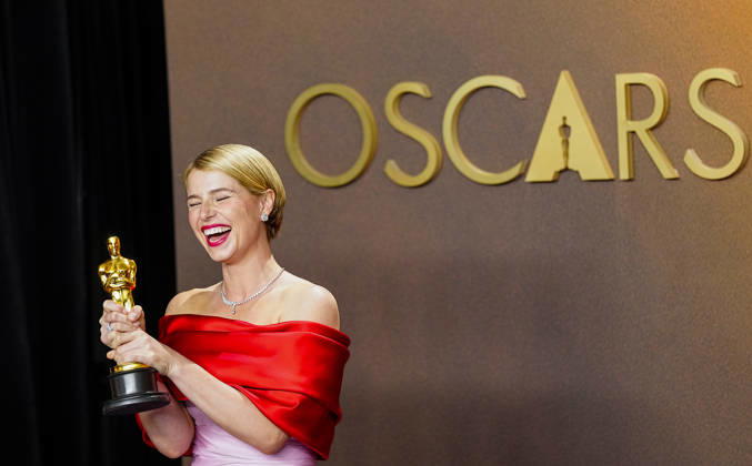 Jessie Buckley celebrates in the press photo room after winning the Best Actress in a Leading Role Oscar for Hamnet during the 98th annual Academy Awards in the Hollywood section of Los Angeles on Sunday, March 15, 2026.  LAP2026031543112 BONNIExCASH