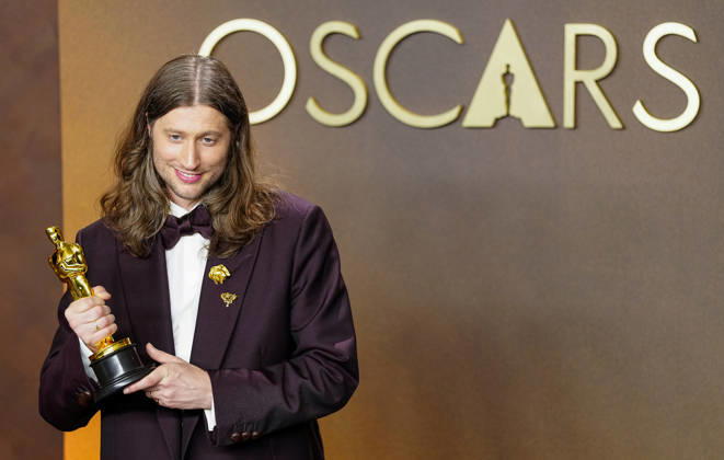 Best Original Score Oscar winner Ludwig Goransson of Sinners celebrates in the press photo room during the 98th annual Academy Awards in the Hollywood section of Los Angeles on Sunday, March 15, 2026.  LAP2026031542578 BONNIExCASH