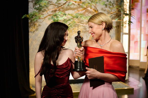 Jessie Buckley pose backstage with the OscarÂ® for Actress in a Leading Role and Mickey Madison during the 98th OscarsÂ® at DolbyÂ® Theatre at Ovation Hollywood on Sunday, March 15, 2026. Los Angeles CA USA  350081346PLX