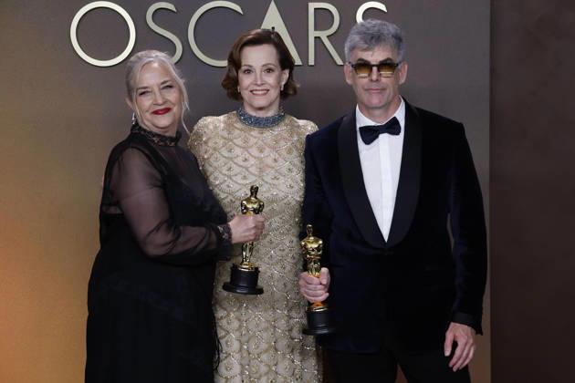 March 15, 2026, Hollywood, California, USA: (L-R) Tamara Deverell, Sigourney Weaver and Shane Vieau in the press room of the 98th Annual Academy Awards on Sunday March 15, 2026 at the Dolby Theater in Hollywood, California. BURT HARRIS BNS PI Hollywood USA  - ZUMAp124 20260315_zaa_p124_439 Copyright: xBurtxHarrisx