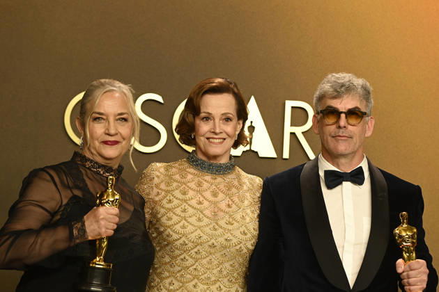 HOLLYWOOD, CA - MARCH 15: Tamara Deverell, Shane Vieau, Sigourney Weaver in the press room at the 98th Oscars at Dolby Theatre on March 15, 2026 in Hollywood, California. Copyright: xMediaPunchx
