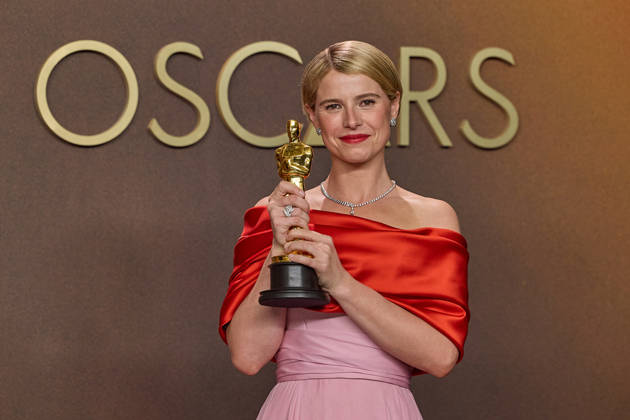 98th Oscars, Academy Awards Jessie Buckley poses backstage with the Oscar for Actress in a Leading Role during the 98th Oscars at Dolby Theatre at Ovation Hollywood on Sunday, March 15, 2026., Credit:Etienne Laurent The Academy Avalon United States of America, CA, Hollywood, Dolby Theater  Copyright: xEtiennexLaurentx xThexAcademyx xAvalonx 1083397355