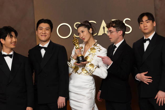 98th Oscars, Academy Awards Yuhan, ZHUN, EJAE, Mark Sonnenblick, and NHD pose backstage with the Oscar for Original Song during the live ABC Telecast of the 98th Oscars at Dolby Theatre at Ovation Hollywood on Sunday, March 15, 2026., Credit:SS Avalon United States of America, CA, Hollywood, Dolby Theater Copyright: xSSx xAvalonx 1083397395