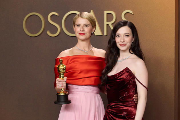 98th Oscars, Academy Awards Jessie Buckley and Mickey Madison pose backstage with the Oscar for Actor in a Leading Role during the 98th Oscars at Dolby Theatre at Ovation Hollywood on Sunday, March 15, 2026., Credit:LCY Avalon United States of America, CA, Hollywood, Dolby Theater  Copyright: xLCYx xAvalonx 1083397639