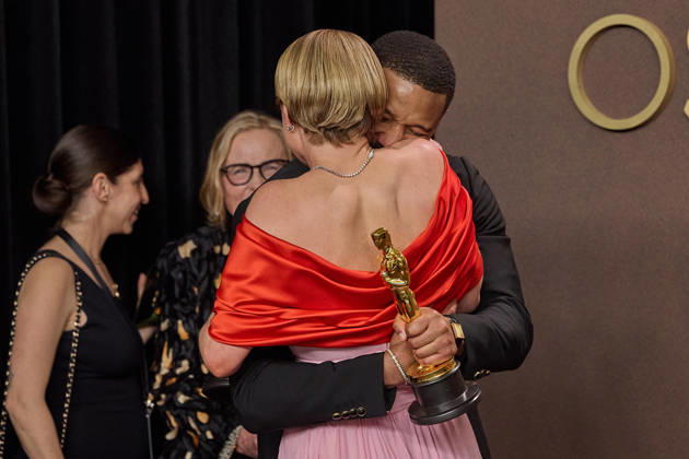 March 16, 2026, Hollywood, California, USA: Jessie Buckley and Michael B. Jordan backstage with the Oscar for Actress in a Leading Role during the 98th OscarsÂ¨ at Dolby Theatre at Ovation Hollywood on Sunday. Hollywood USA  - ZUMAz03_ 20260316_zah_z03_019 Copyright: xEtiennexLaurentx