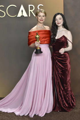 Jessie Buckley with the Oscar for Best Actress in a Leading Role in Hamnet and Mikey Madison at the 2026 98th Annual Academy Awards Photocall at the Dolby Theatre Los Angeles, 15 03 2026 Foto:xJ.xBlocx xFuturexImagex oscar_6422