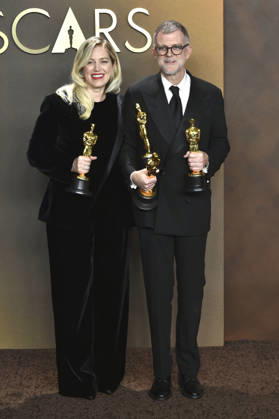 Sara Murphy with the Oscar for Best Picture and Paul Thomas Anderson with the Oscars for Best Picture, Best Director and Adapted Screenplay for Blood Sinners at the 2026 98th Annual Academy Awards Photocall at the Dolby Theatre Los Angeles, 15 03 2026 Foto:xJ.xBlocx xFuturexImagex oscar_6433