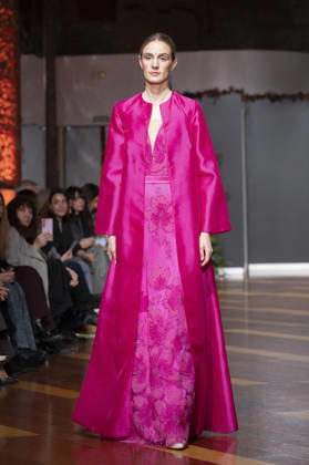 Telier Couture Fashion Week Madrid in Spain - 17 Mar 2026 A model walks the runway wearing a design by atelier couture during Fashion Week de Madrid in Fabric de Tapices. Madrid Spain Copyright: xAtilanoxGarciax xSOPAxImagesx photos08888