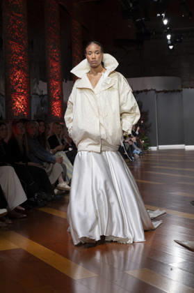 Telier Couture Fashion Week Madrid in Spain - 17 Mar 2026 A model walks the runway wearing a design by atelier couture during Fashion Week de Madrid in Fabric de Tapices. Madrid Spain Copyright: xAtilanoxGarciax xSOPAxImagesx photos08862