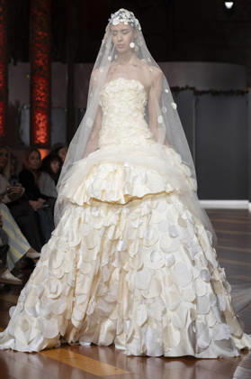 Telier Couture Fashion Week Madrid in Spain - 17 Mar 2026 A model walks the runway wearing a design by atelier couture during Fashion Week de Madrid in Fabric de Tapices. Madrid Spain Copyright: xAtilanoxGarciax xSOPAxImagesx photos08863