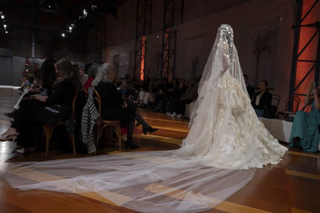 Telier Couture Fashion Week Madrid in Spain - 17 Mar 2026 A model walks the runway wearing a design by atelier couture during Fashion Week de Madrid in Fabric de Tapices. Madrid Spain Copyright: xAtilanoxGarciax xSOPAxImagesx photos08864