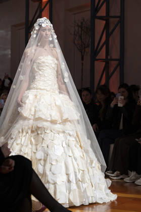 Telier Couture Fashion Week Madrid in Spain - 17 Mar 2026 A model walks the runway wearing a design by atelier couture during Fashion Week de Madrid in Fabric de Tapices. Madrid Spain Copyright: xAtilanoxGarciax xSOPAxImagesx photos08865