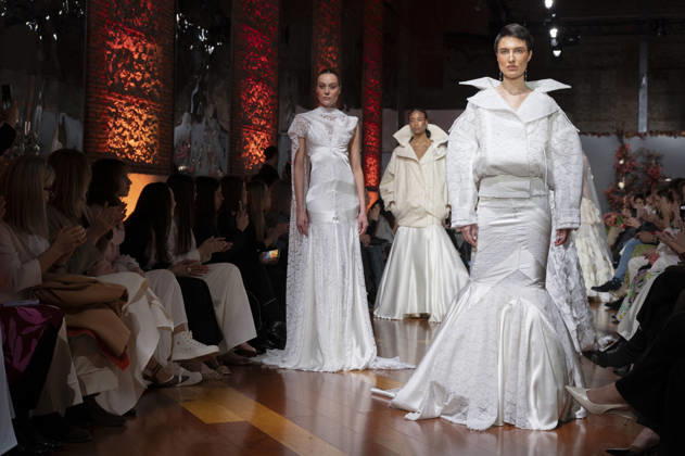 Telier Couture Fashion Week Madrid in Spain - 17 Mar 2026 A model walks the runway wearing a design by atelier couture during Fashion Week de Madrid in Fabric de Tapices. Madrid Spain Copyright: xAtilanoxGarciax xSOPAxImagesx photos08866