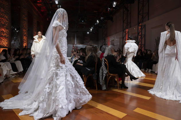 Telier Couture Fashion Week Madrid in Spain - 17 Mar 2026 A model walks the runway wearing a design by atelier couture during Fashion Week de Madrid in Fabric de Tapices. Madrid Spain Copyright: xAtilanoxGarciax xSOPAxImagesx photos08867