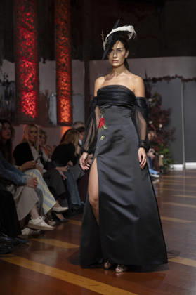 Telier Couture Fashion Week Madrid in Spain - 17 Mar 2026 A model walks the runway wearing a design by atelier couture during Fashion Week de Madrid in Fabric de Tapices. Madrid Spain Copyright: xAtilanoxGarciax xSOPAxImagesx photos08876