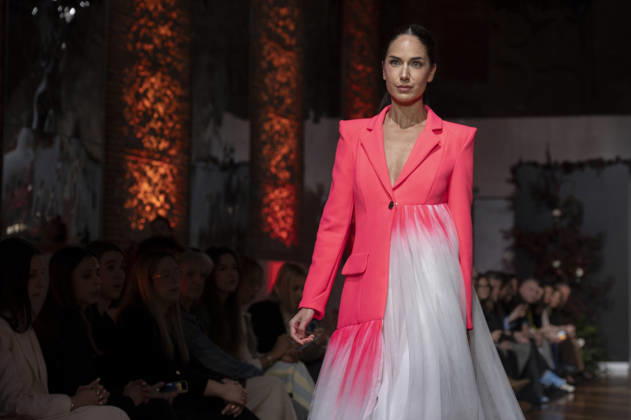 Telier Couture Fashion Week Madrid in Spain - 17 Mar 2026 A model walks the runway wearing a design by atelier couture during Fashion Week de Madrid in Fabric de Tapices. Madrid Spain Copyright: xAtilanoxGarciax xSOPAxImagesx photos08845