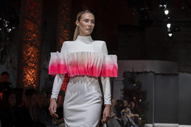 Telier Couture Fashion Week Madrid in Spain - 17 Mar 2026 A model walks the runway wearing a design by atelier couture during Fashion Week de Madrid in Fabric de Tapices. Madrid Spain Copyright: xAtilanoxGarciax xSOPAxImagesx photos08847