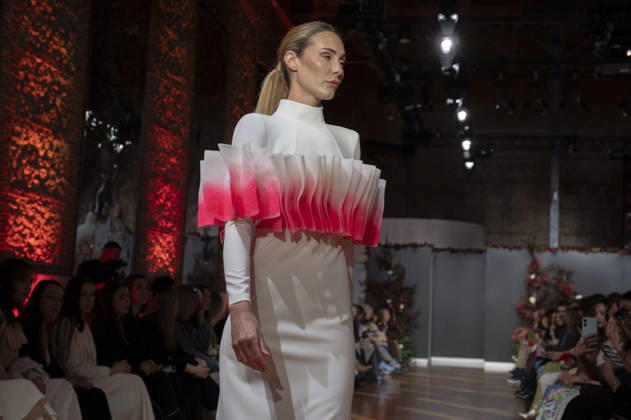 Telier Couture Fashion Week Madrid in Spain - 17 Mar 2026 A model walks the runway wearing a design by atelier couture during Fashion Week de Madrid in Fabric de Tapices. Madrid Spain Copyright: xAtilanoxGarciax xSOPAxImagesx photos08848