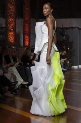 Telier Couture Fashion Week Madrid in Spain - 17 Mar 2026 A model walks the runway wearing a design by atelier couture during Fashion Week de Madrid in Fabric de Tapices. Madrid Spain Copyright: xAtilanoxGarciax xSOPAxImagesx photos08849